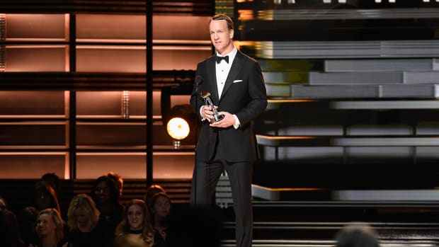 peyton-manning-cma-awards.jpg